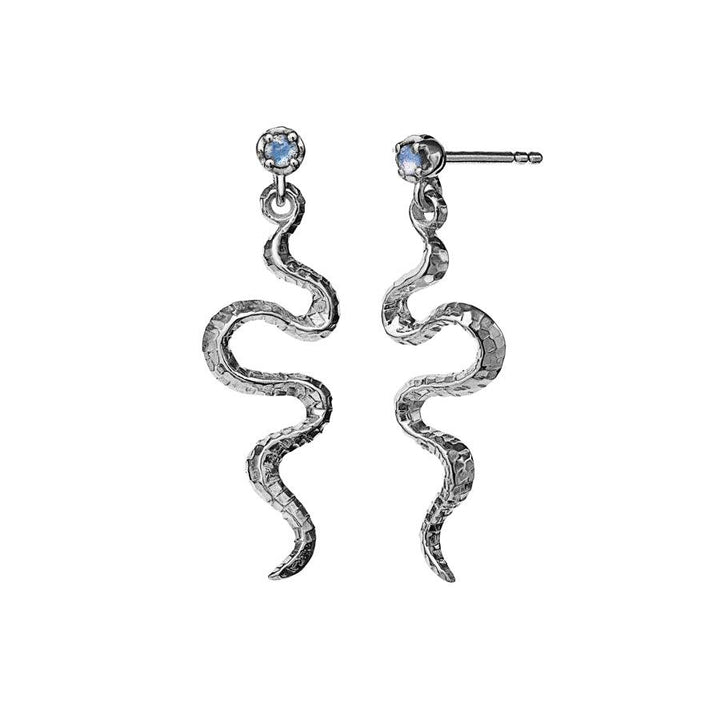 Maanesten Lucy örhängen i silver med vridet ormmotiv och blå stenar, Modell 9605c-9605c-1.
