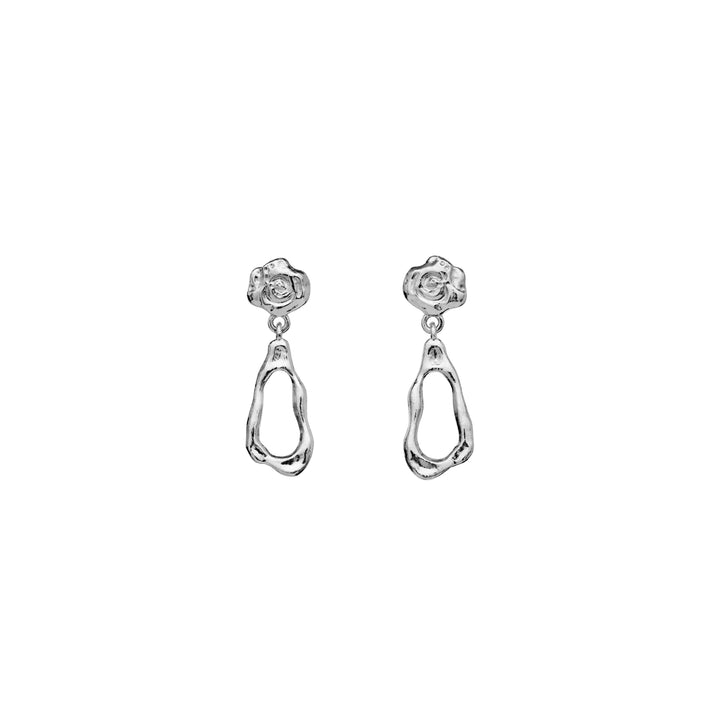 Moonstone Lydia silverörhängen; organiska former i blankt silver, sett framifrån mot vit bakgrund. Modell 9996c