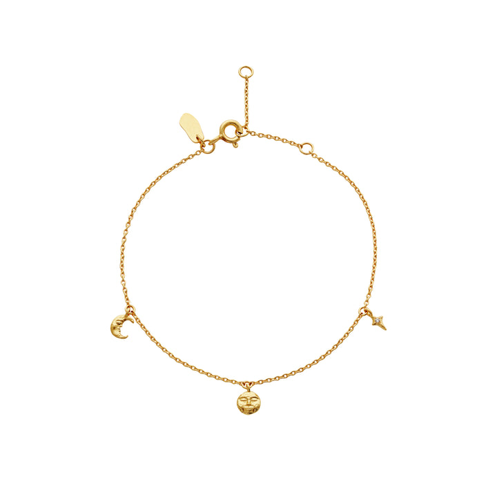 Moonstone Lysander guldpläterat armband med måne, sol och stjärnhängen i gyllene metall. Modell 8691a