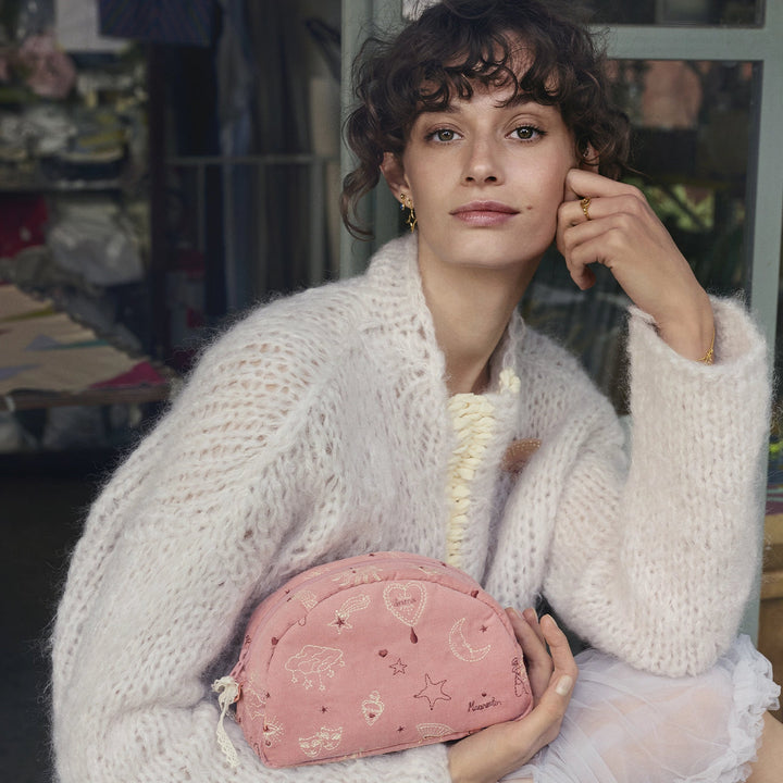 Maanesten Makeup Bag Medium Magical Pink visas i bruk, mjuk rosa velour med broderi, modell 4101-2