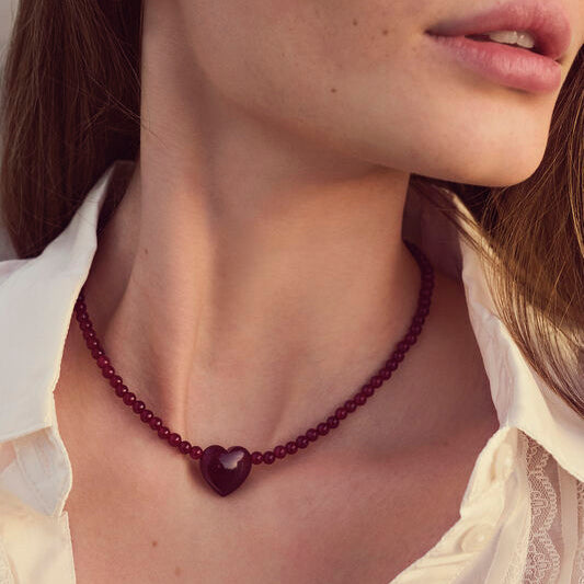 maanesten rödbrun hjärthalsband med mörkröda pärlor och hjärthänge på modell, modell 2026-2841a-1