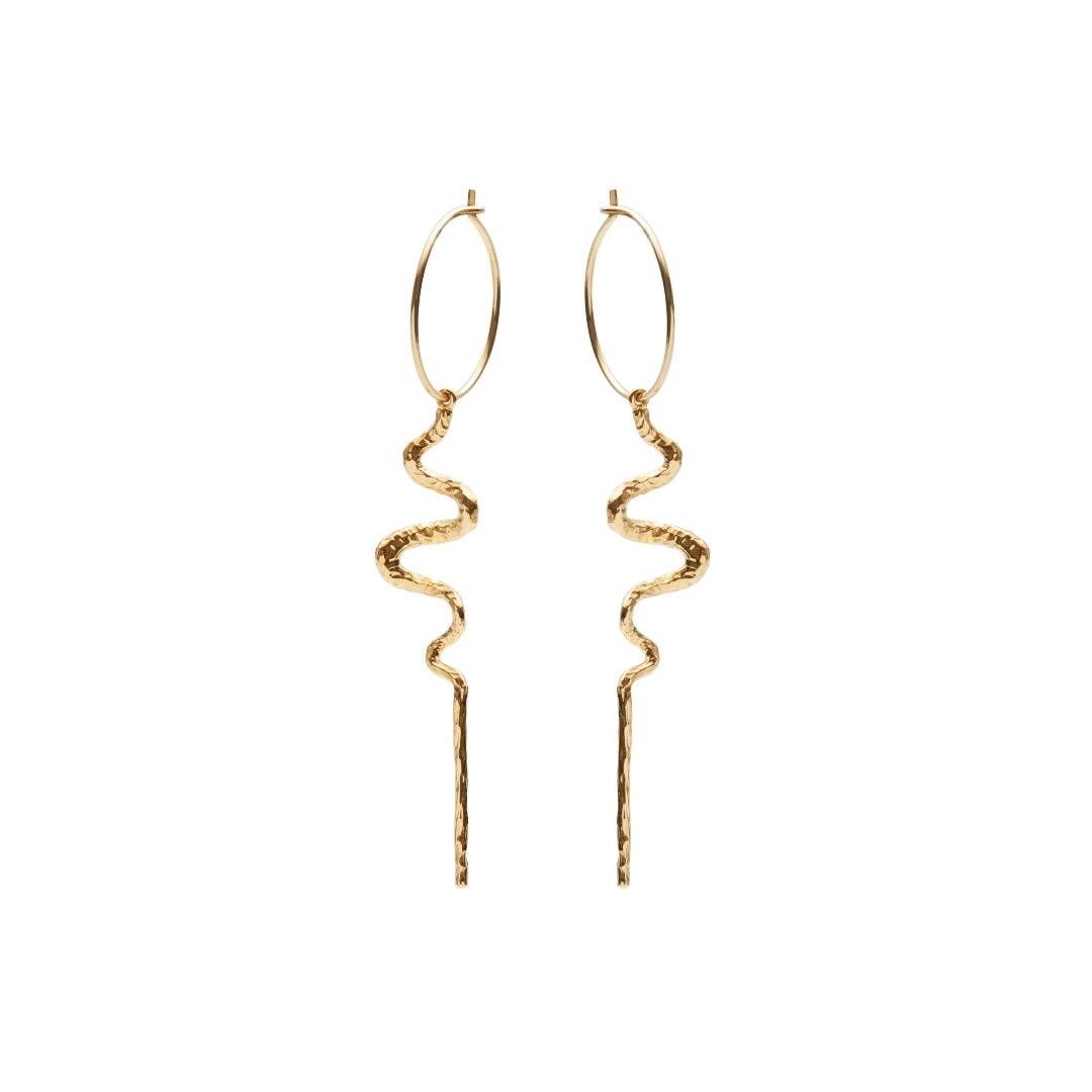 Maanesten Mia Creol guldpläterade örhängen med vågigt, böjt hänge i guldlook, modell 9372a-9372a-1.