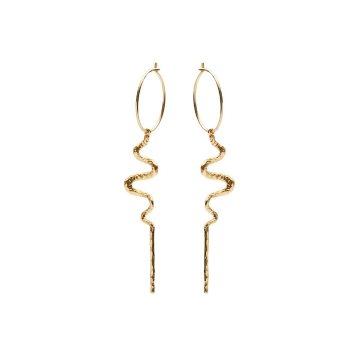 Maanesten Mia Creol guldpläterade örhängen med vågigt, böjt hänge i guldlook, modell 9372a-9372a-1.