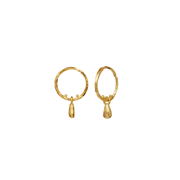 moonstone-millie-örhänge-18kt-guldpläterad-sterling-sol visas med hamrad struktur och dropphänge, modell 10001a-2