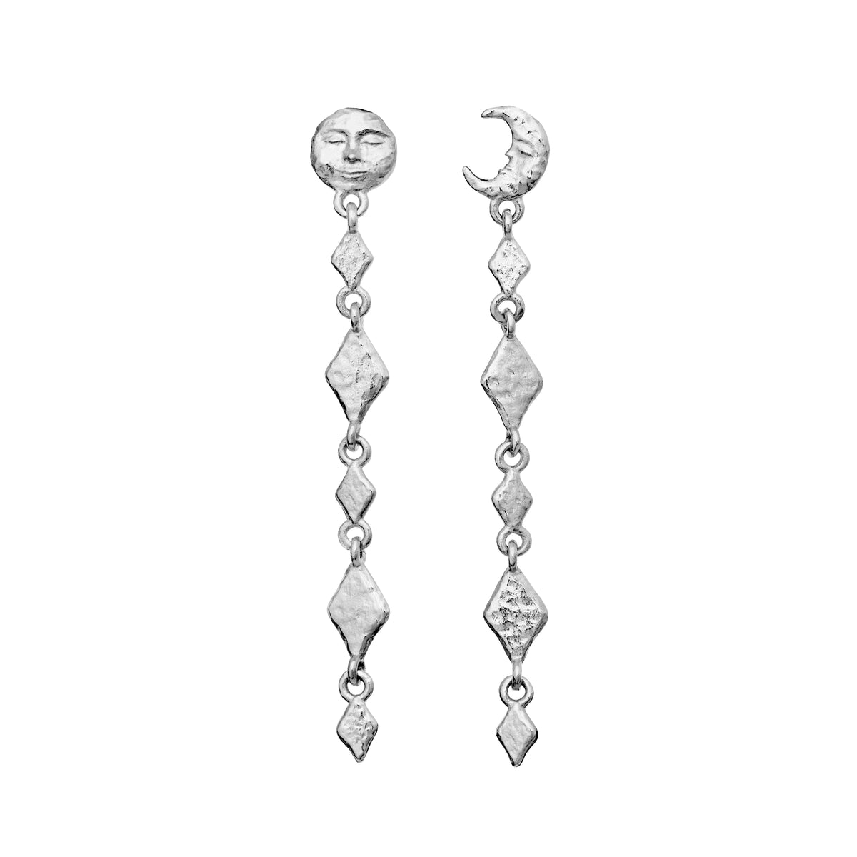 Maanesten Minola silverörhängen visas på vit bakgrund med måne- och solmotiv. Modell 10034c-1