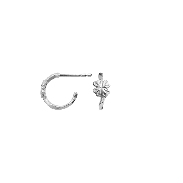 Maanesten Nadine Earrings Silver visar en uppsättning eleganta silverbågar med ett blommotiv. Modell 10105c