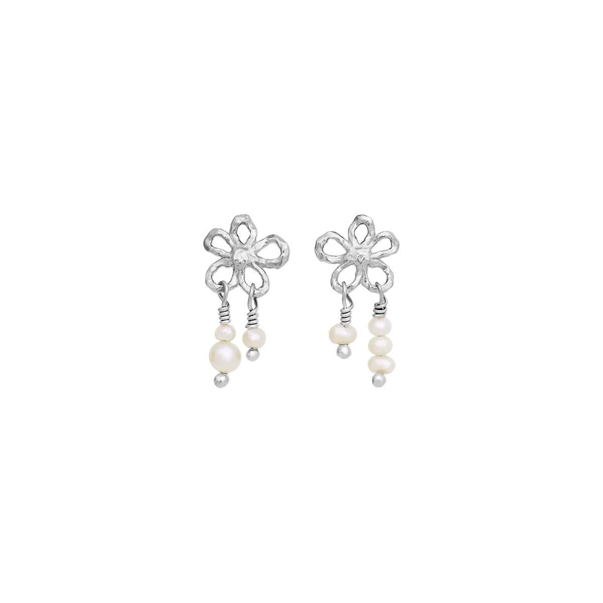 Maanesten Nicola Solv Flower Earrings visar två silverörhängen med blommor och hängande pärlor. Modell 10106c-1.