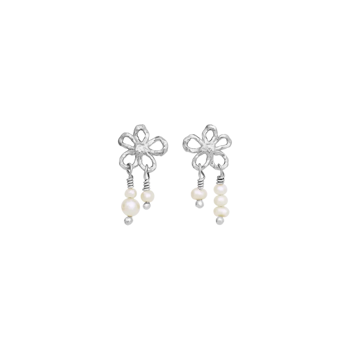 Maanesten Nicola Solv Flower Earrings visar två silverörhängen med blommor och hängande pärlor. Modell 10106c-1.