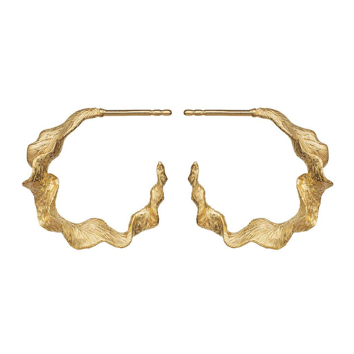 Maanesten Nino Örhängen 18 kt. guldpläterad med vågig, organisk design och matt gyllene finish. Modell 9716a-9716a-2