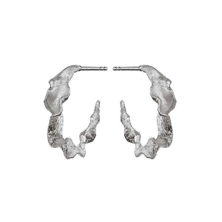 Maanesten Nino Örhängen i silver med organisk vågig design, blank yta. Modell 9716c-9716c-2