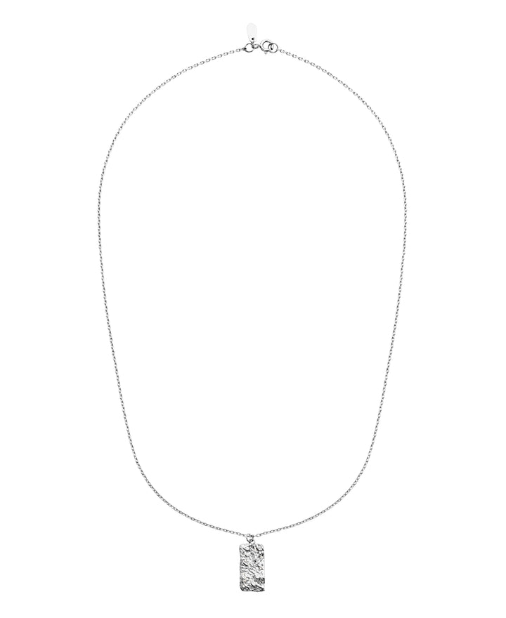 maanesten-notabene-silverhalsband med hamrat silverhänge i minimalistisk design, modell 2802c-2
