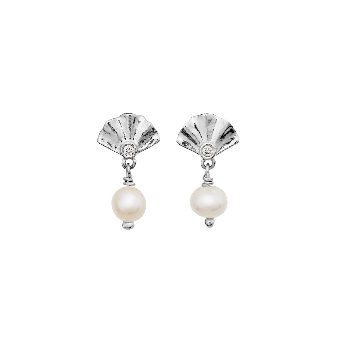 Maanesten Odette silverörhängen med pärl- och skalformad detalj, modell 10038c-1
