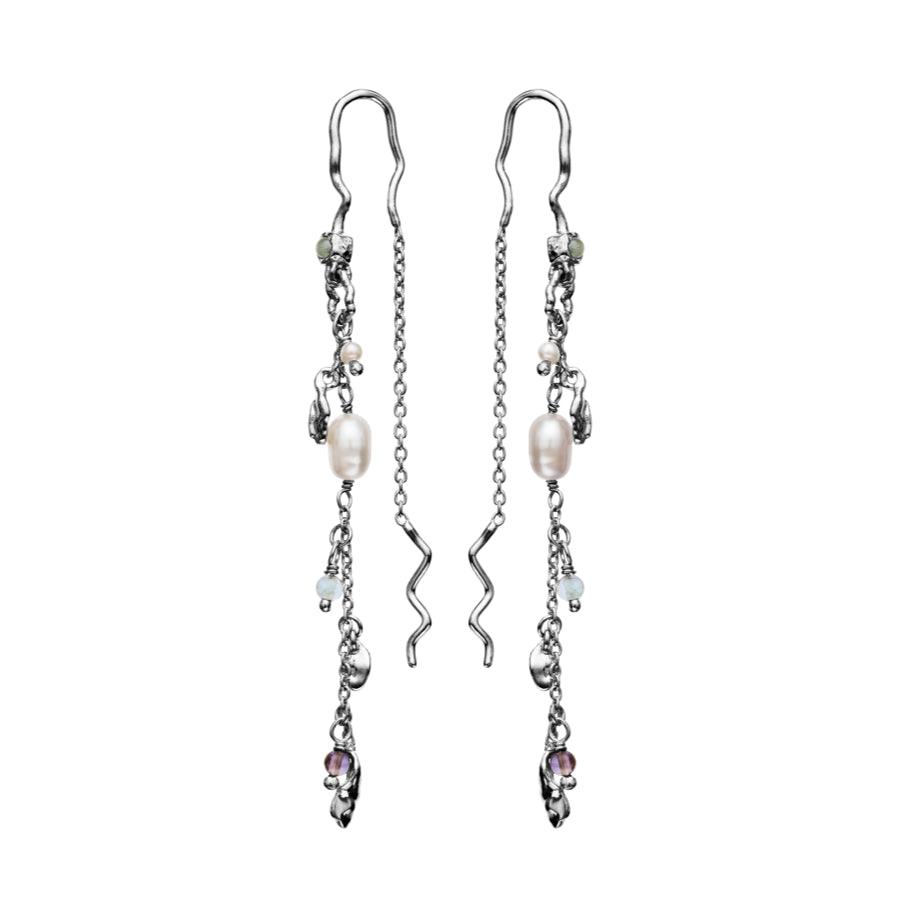 Maanesten Poppy Örhängen i silver med färgade stenar och pärlor, elegant och detaljerad design. Modell 9672c-9672c-1.