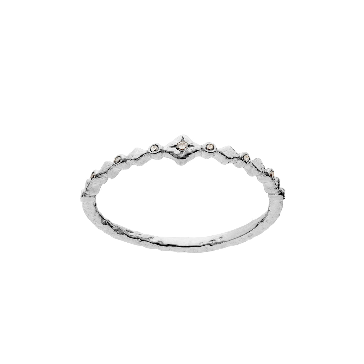 Maanesten Ria silverring med unik vågig kant och små detaljer, fotograferad på nära håll. Modell 4873c-001-1