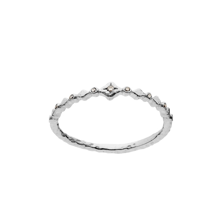 Maanesten Ria silverring med unik vågig kant och små detaljer, fotograferad på nära håll. Modell 4873c-001-1