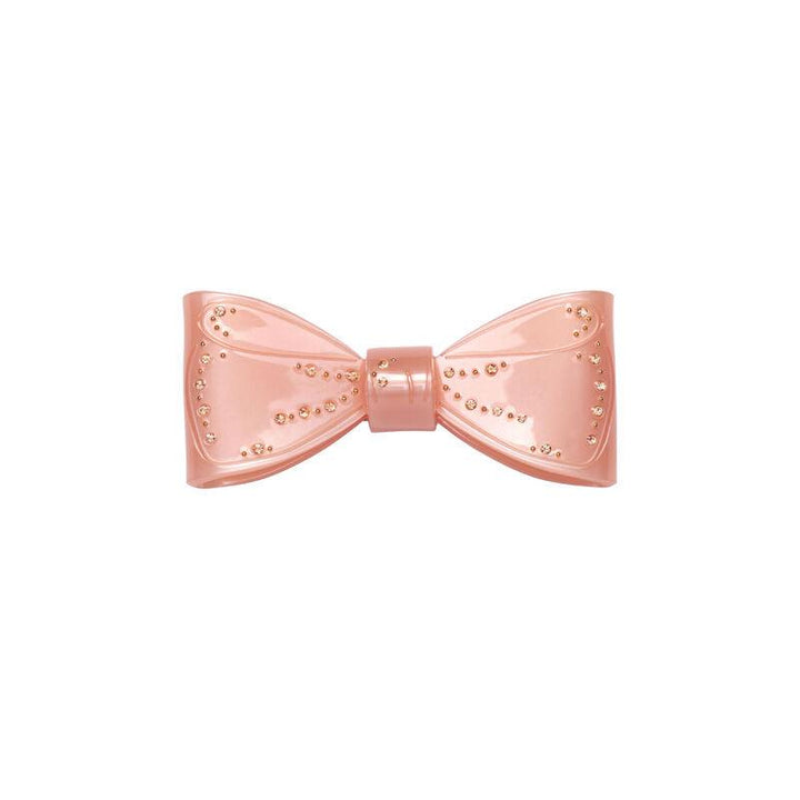Maanesten Ribin Hair Clip Blush har en rosa hårspänne med gyllene rosettdetaljer. Modell 3979-one size.