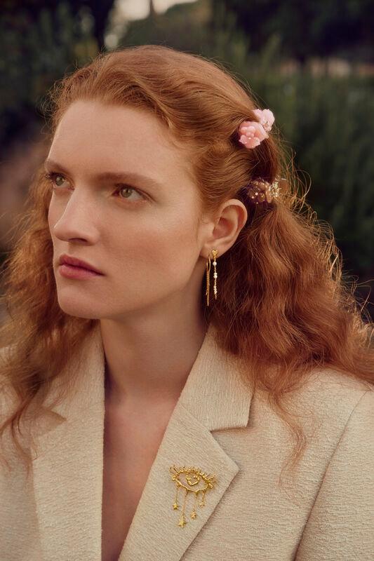 Maanesten Rohi Hair Claw Mocka i håret på kvinna med vågigt hår, beige jacka. Modell 3999-en storlek