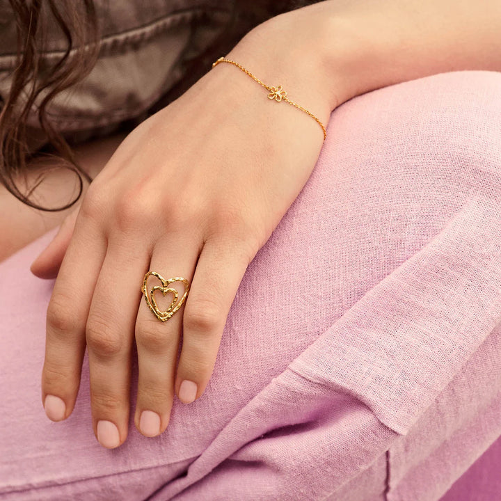 Maanesten Salwa guldpläterat armband med blommor på handleden, delikat blommig detalj, modell 8699a-2.