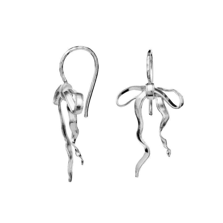 Maanesten Sanja silverörhängen med organiskt svängd design och glansig finish, modell 9931c-2.