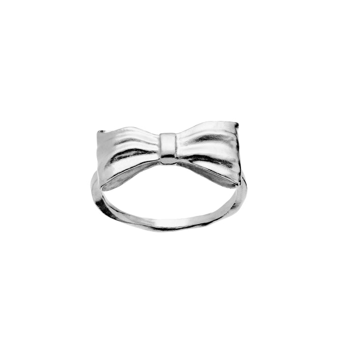 Maanesten Satin Silver Ring Bow visar en elegant silverring med glänsande rosettdetalj, modell 4832C-003.