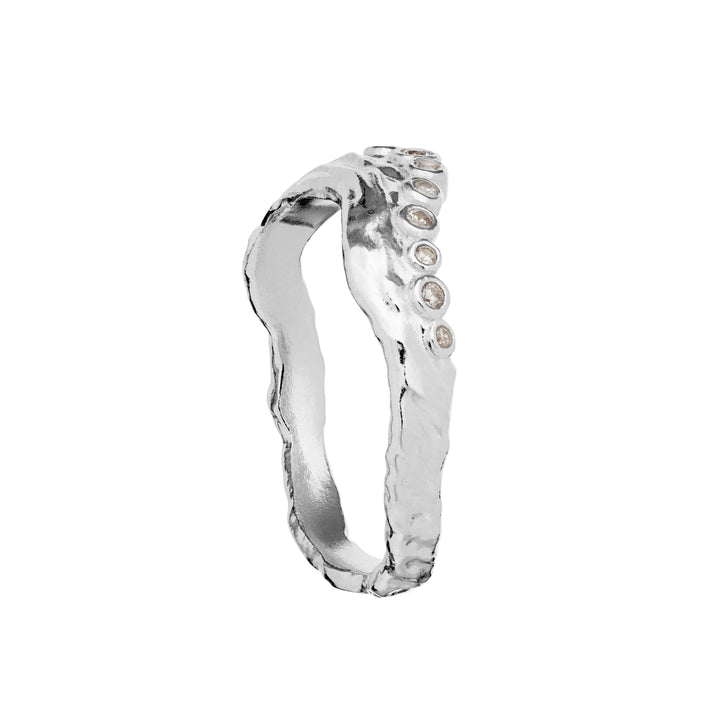 Moonstone Selene silverring med zirkoner, organisk yta och små klara stenar. Modell 4866c-001-2