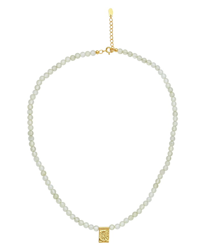 Moonstone Shelia halsband guldpläterat med vita pärlor och dekorativt guldfärgat hänge, modell 2821a