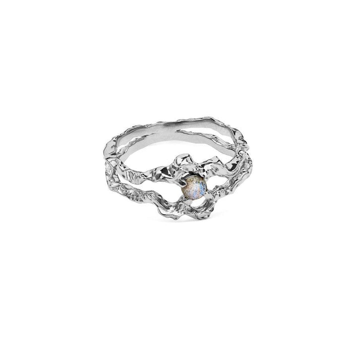 Moonstone Shelly Ring i silver med organisk struktur och liten iriserande sten. Modell 4738c-001-2.