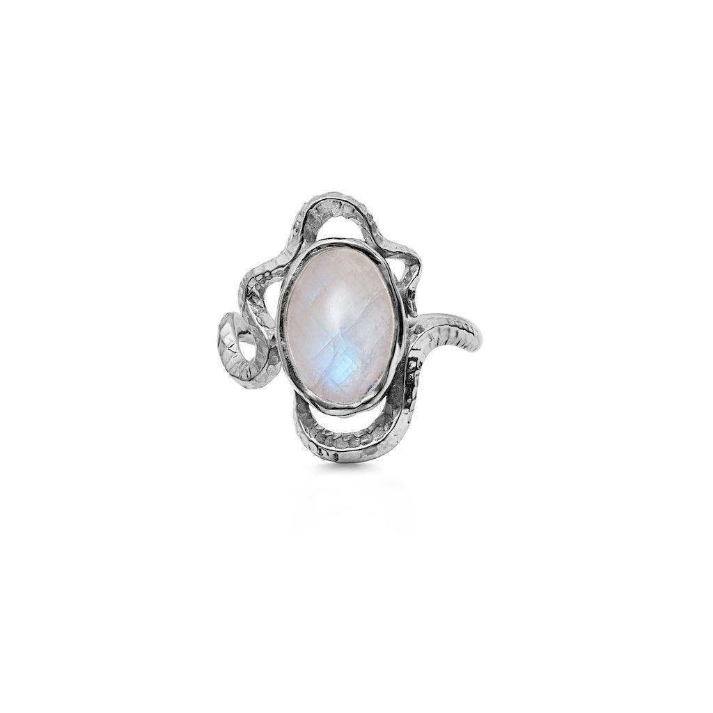 Moonstone Siren silverring med stor oval vit sten och tvinnad struktur, modell 4731c-4731c-001-1.
