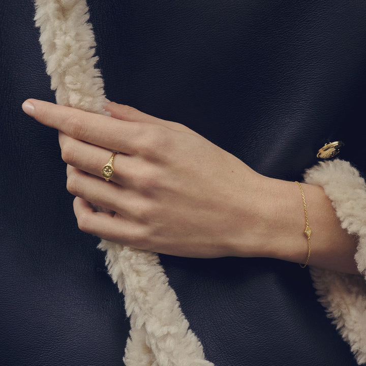 Maanesten Solo guldpläterat armband bärs diskret på handleden, elegant och fin detalj. Modell 8690a-2