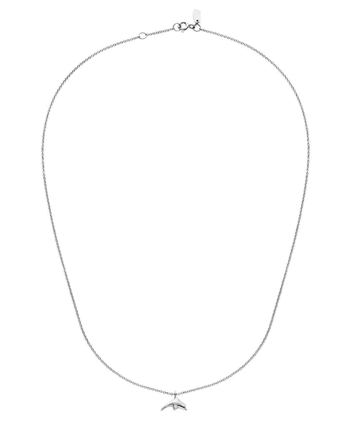 maanesten-tide-necklace-solv visar ett fint silverhalsband med litet vågformat hänge, modell 2694c-2