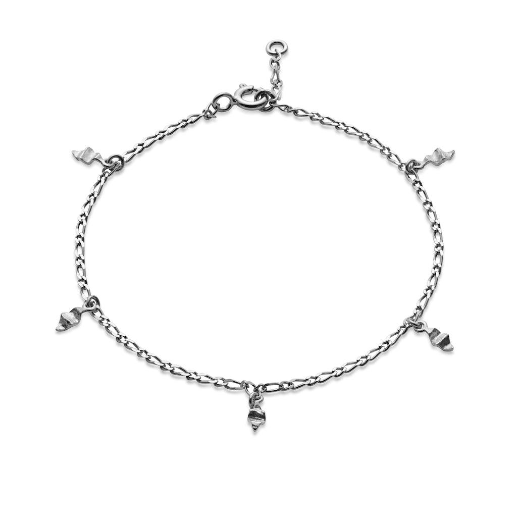 maanesten una litet armband med små silverhängen i elegant kedjedesign på vit bakgrund. Modell 8518c-8518c-1