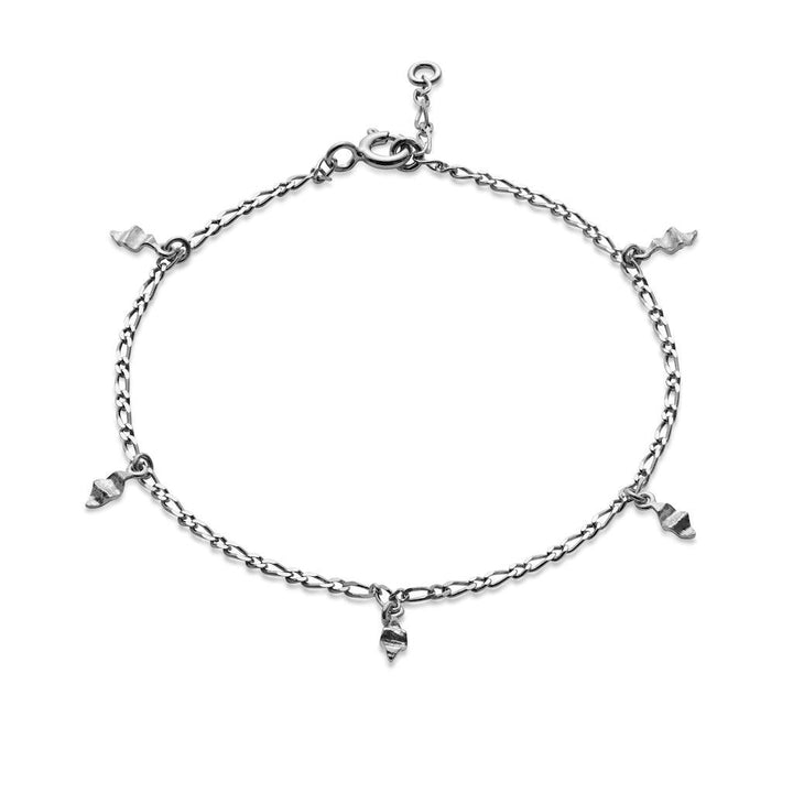 maanesten una litet armband med små silverhängen i elegant kedjedesign på vit bakgrund. Modell 8518c-8518c-1