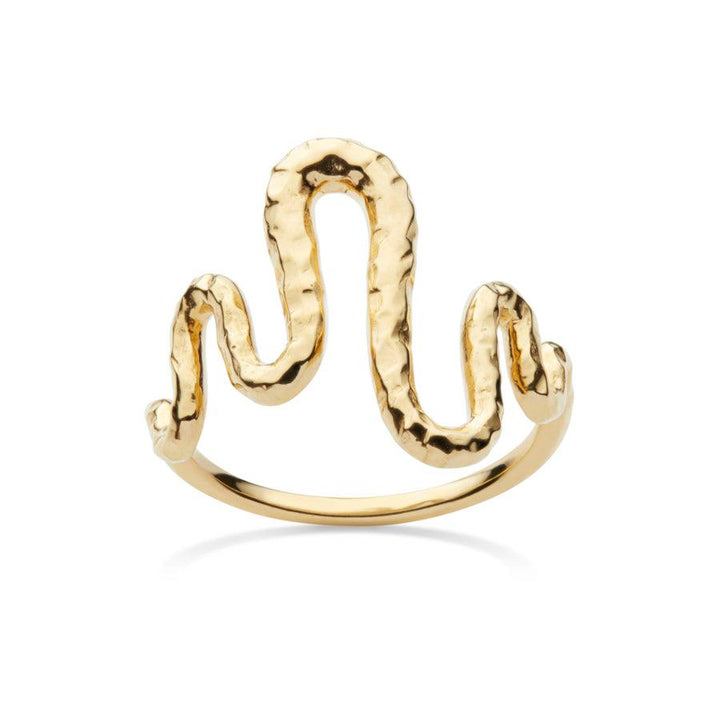 maanesten viva ring 18 kt guldpläterad, vågformad fingerring i hamrad finish på ljus bakgrund. Modell 4315a-4315a-001