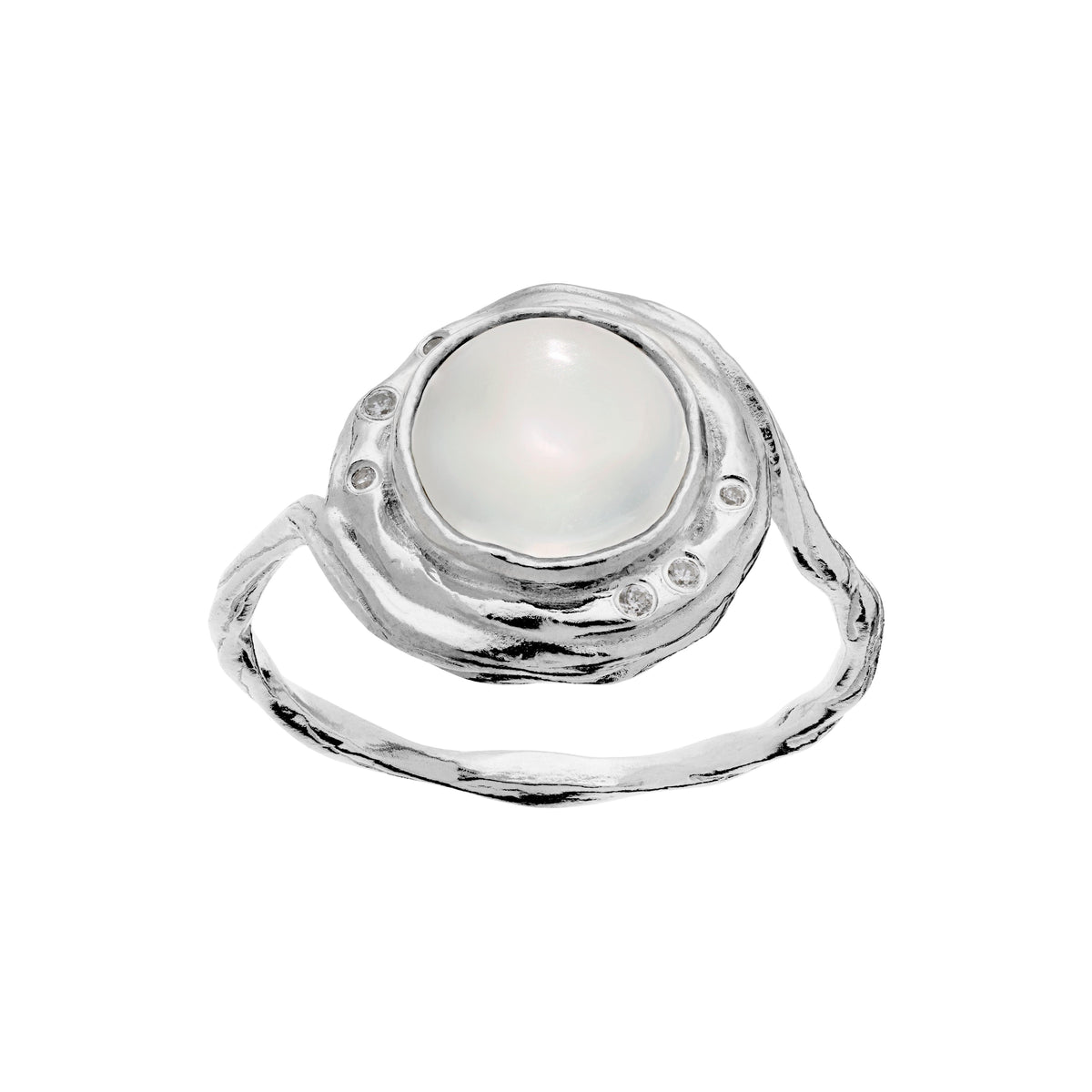Maanesten Zahra silverring med central rund pärla och organiska detaljer, modell 4867c-001.