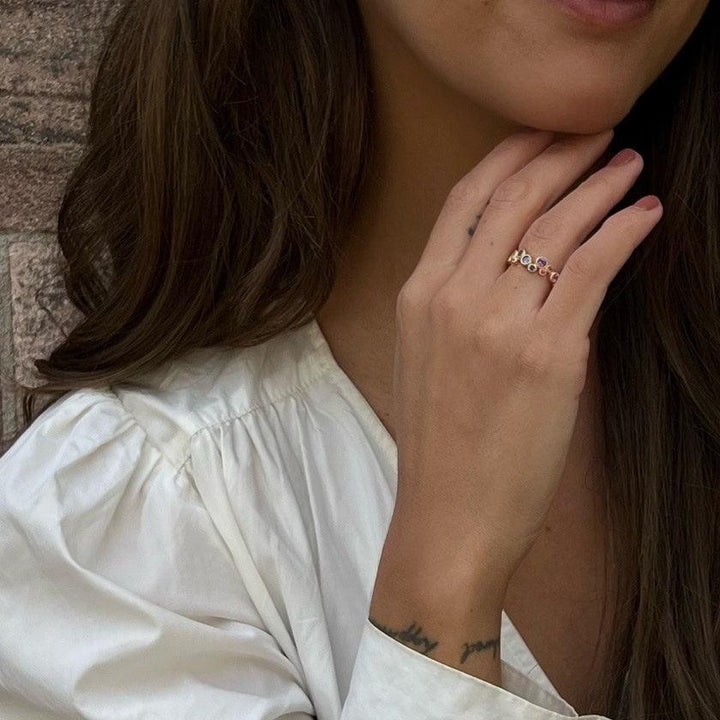 Mads Z 14 kt Luxury Rainbow ring med ægte sten, guld, på fingers hånd, model 64131, forside