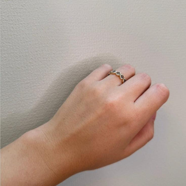 Mads Z 14kt Otilia ring med grå månsten visad på ena sidan, guldfärgad med sten, modell 1546136-001