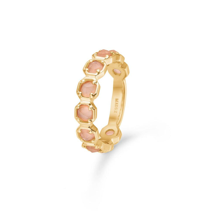Mads Z 14kt Otilia Ring med persika Manesten, elegant guldring med rosa sten, detalj. Modell 1546137-001-1