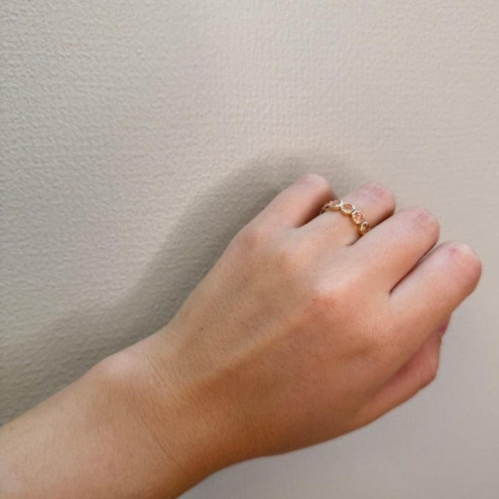 Mads Z 14kt Otilia Ring med Peach Manesten sedd till hands, guldfärgad med sten, modell 1546137-001