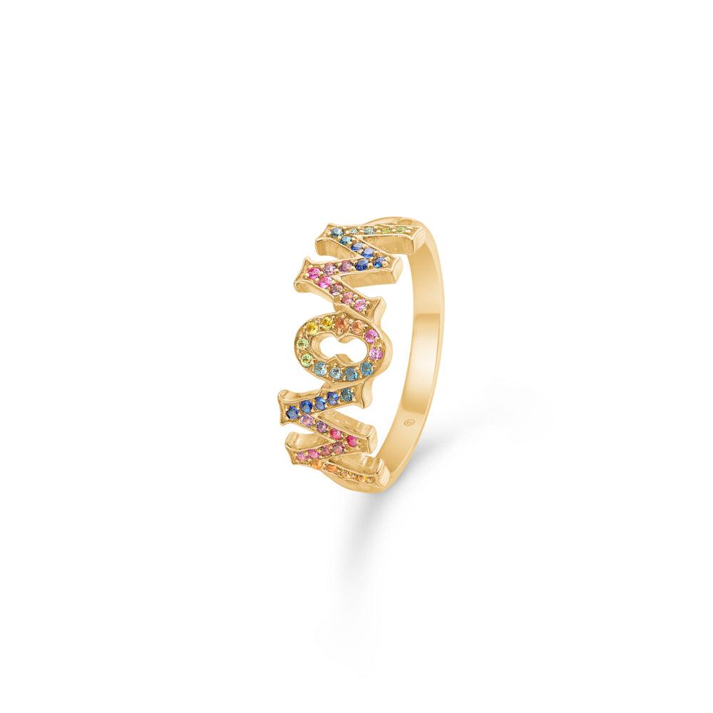 Mads Z 14kt Rainbow MomWow Ring i ljust guld med färgade stenar, tydliga bokstäver. Modell 1544097-001
