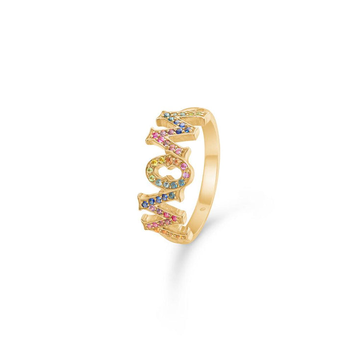 Mads Z 14kt Rainbow MomWow Ring i ljust guld med färgade stenar, tydliga bokstäver. Modell 1544097-001