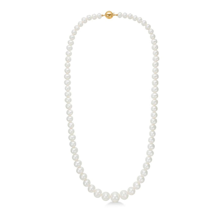 Mads Z 14kt Treasure pärlhalsband med vita runda pärlor och guldlås. Modell 1523006-1