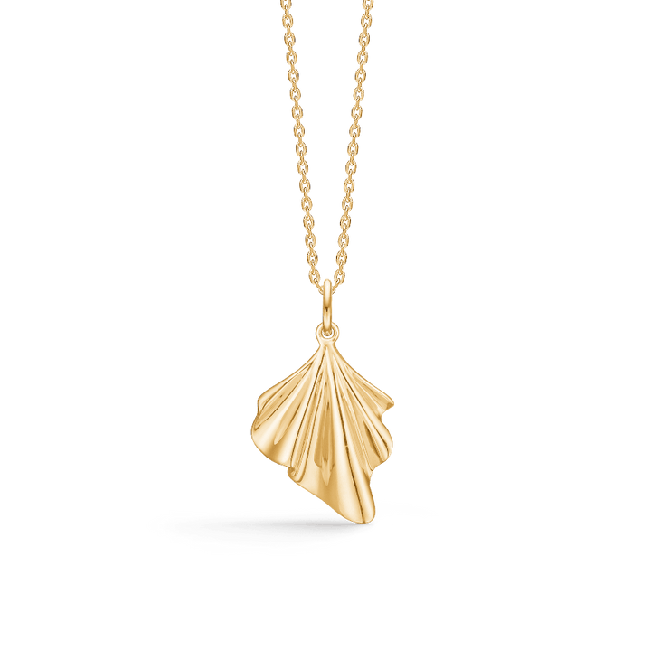 Mads Z 14kt sammetshänge i ljust guld på kedja, organiskt formad. Modell 1530188-1.