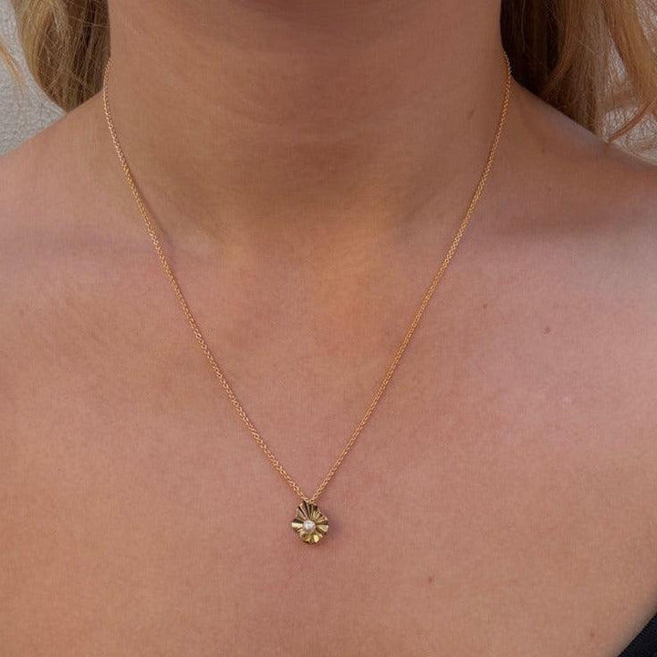 Mads Z 8kt Amelie hänge med pärla på guldhalsband som bärs runt halsen, modell3333119-2