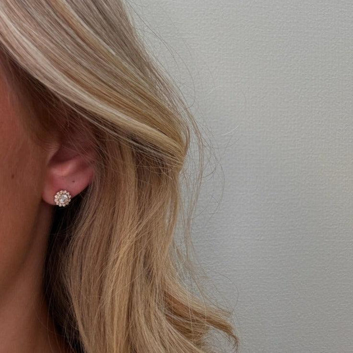 Mads Z 8kt Carmen öronknöl med zirkoner visad på öra, guld och klara stenar Modell 3317046-2