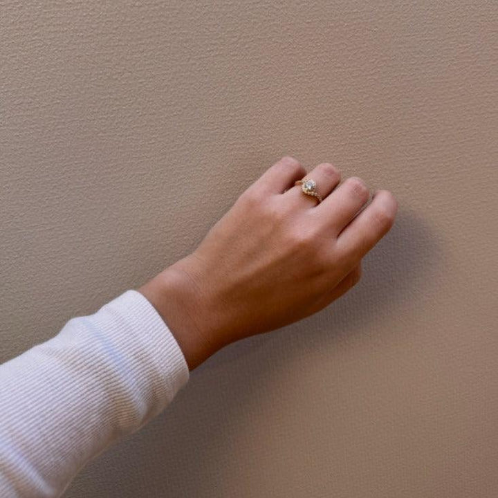 Mads Z 8kt Carmen Ring Zirkonia bärs på handen, elegant guldlook med gnistrande stenar. Modell 3347046-001