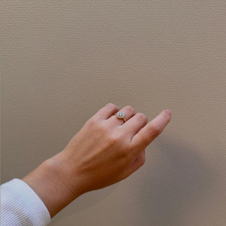 Mads Z 8kt Carmen ring med zirkonia i guld, vist på hånd, model 89453