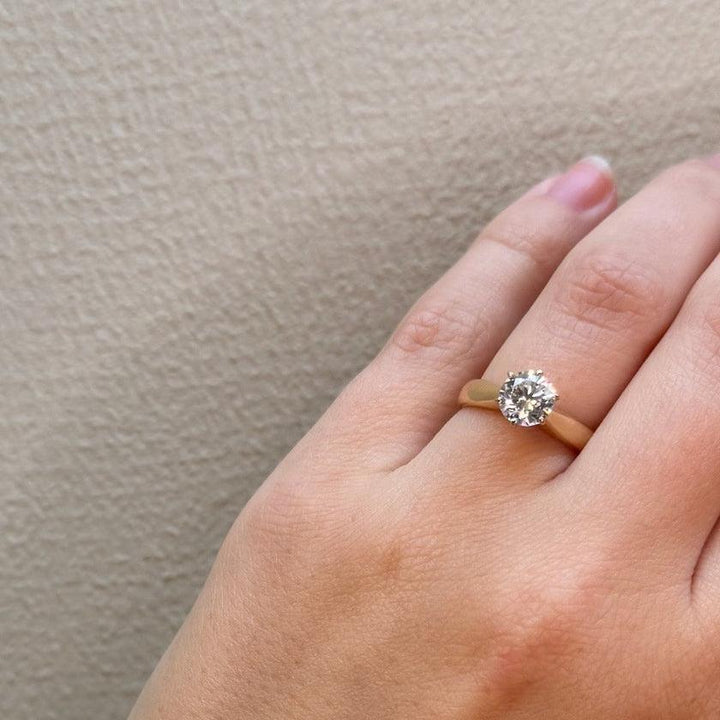 Mads Z 8kt Cassiopeia Ring Zirconia bärs till hands, enkel guldring med klar sten. Modell 3347006-001