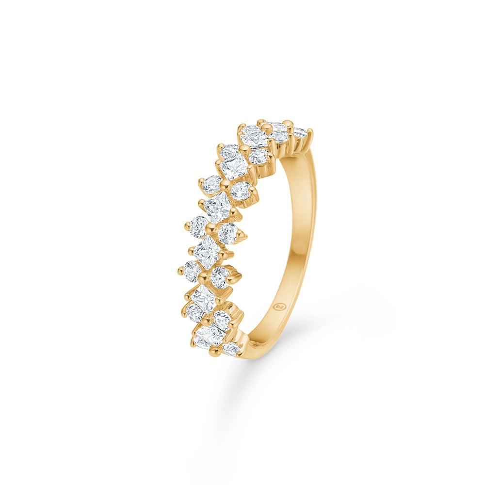 Mads Z 8kt Cassiopeia ring zirconia visar en elegant guldring med klar zirconia i halv rosett, modell 3347008-001
