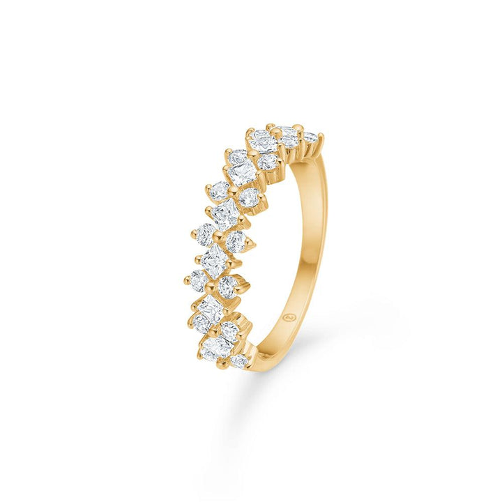 Mads Z 8kt Cassiopeia ring zirconia visar en elegant guldring med klar zirconia i halv rosett, modell 3347008-001