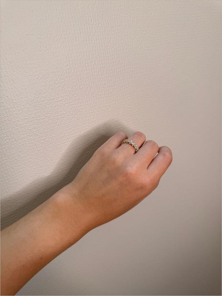 Mads Z 8kt Cassiopeia ring zirconia bärs till hands, vacker guldring med klara stenar, Modell 3347008-001.